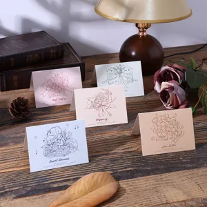 Gedetailleerde foto van vintage bloemen wenskaarten met elegante lijntekeningen en licht.