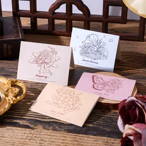Detail van vintage bloemen wenskaarten met handgetekende lijntekeningen op hout.