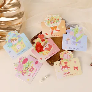 Vista detallada de lindas tarjetas de felicitación florales con ilustraciones infantiles
