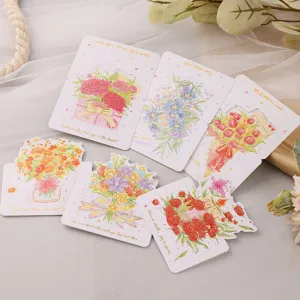 Vue détaillée de diverses cartes de vœux florales avec d'élégants accents dorés.
