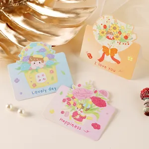 Vista detallada de lindas tarjetas de felicitación con ilustraciones de flores