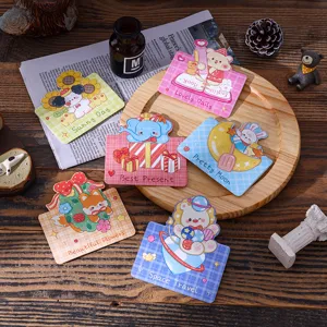 Set schattige cartoon dierenwenskaarten met pastel ruitpatronen en hartverwarmende illustraties
