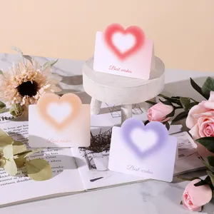 Verträumte herzförmige Grußkarten mit Best-Wishes-Text in romantischen Verläufen