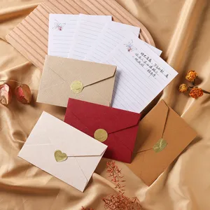 Juego de sobres y papel de carta vintage con textura de lino y sellos de corazón oro