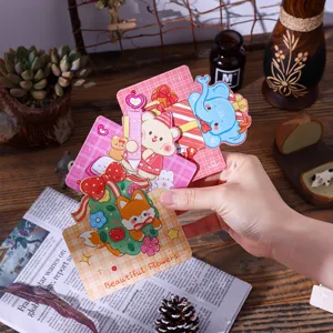 Close-up van schattige wenskaarten met cartoondieren met vos en olifant voor cadeaus