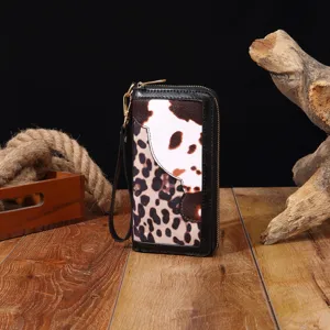 Detail der Vintage-Bohemian-Damenkupplungstasche mit Leoparden- und Kuhmuster-Mix