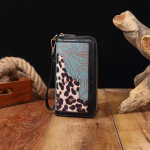 Vintage Boho-Stil geprägte Leder-Clutch mit Leopardenmuster und praktischer Handgelenkschlaufe