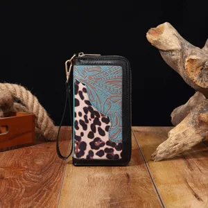 Nahaufnahme: Vintage-Brieftasche mit Leopardenmuster und türkisfarbener Blumenprägung