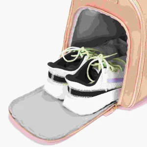 Detalle de bolsa de viaje que muestra el compartimento para zapatos separado.