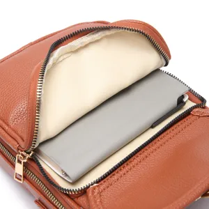 Primer plano del compartimento interior de un bolso bandolera de cuero granulado marrón unisex