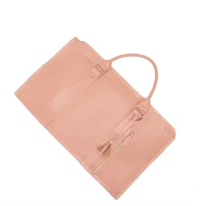 Vista superior de una bolsa de viaje grande de cuero PU rosa para ropa con borla