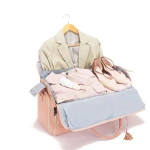 Interior espacioso de bolsa de viaje de cuero PU rosa con traje, zapatos y accesorios
