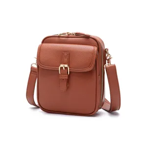 Elegante bolso bandolera de cuero granulado marrón con detalle de hebilla frontal