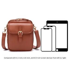 Vista de detalle del bolso bandolera de cuero con guía de tallas para dispositivos