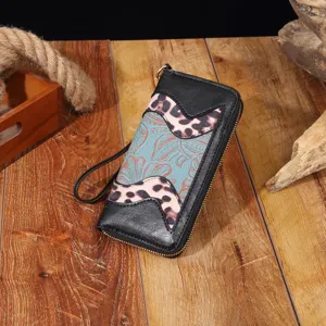 Detailansicht der Vintage-Boho-Geldbörse mit Leopardenmuster und floraler Prägung.