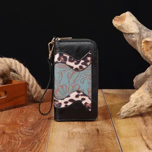 Detailansicht einer Clutch im Boho-Stil mit Leopardenmuster und türkiser Blumenprägung