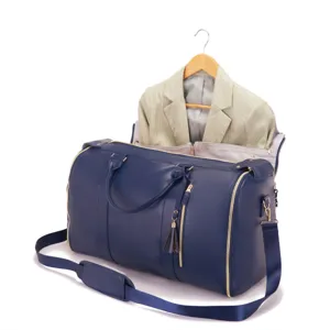 Vista detallada de la bolsa de viaje grande de cuero PU azul marino con porta trajes incorporado.