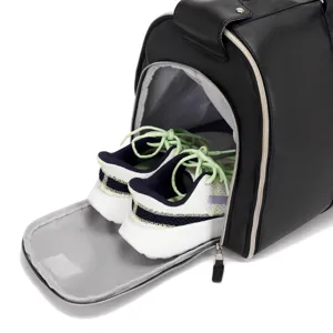 Vista detallada de la bolsa de viaje con un práctico compartimento para zapatos.