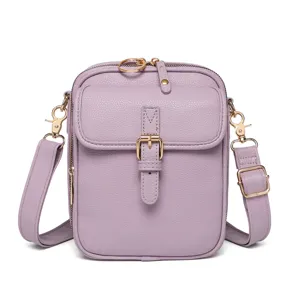 Bolso bandolera pequeño de cuero lila con detalles dorados, vista de detalle elegante.