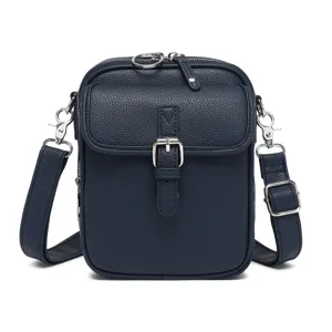 Vista frontal del bolso bandolera azul marino con textura de lichi y detalles plateados.