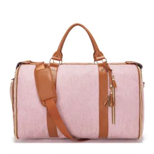 Vista frontal de bolso de viaje grande de lona rosa con adornos de cuero PU marrón y borla.