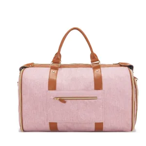 Vista frontal del bolso de viaje de lona rosa con adornos de cuero marrón y bolsillo