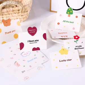 Vista detallada de varias tarjetas de felicitación de dibujos animados para regalos