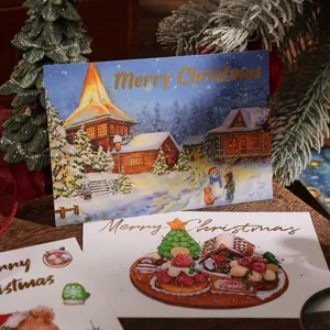 Primer plano de tarjetas de felicitación de Navidad con pan de oro e ilustraciones