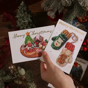 Primer plano de tarjetas de felicitación navideñas con lámina de oro e ilustraciones