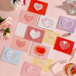Collectie schattige 3D-hart-wenskaarten in verschillende kleuren en patronen