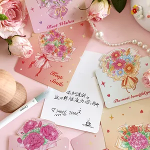 Primer plano de tarjetas de felicitación ramo de flores románticas con mensajes dulces.