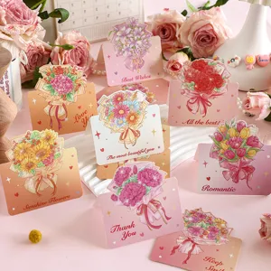 Vista detallada de mini tarjetas de felicitación con ramos de flores y mensajes