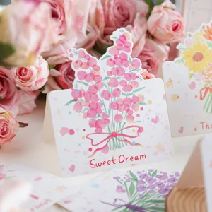 Nahaufnahme einer handgezeichneten Grußkarte mit rosa Blumen und Sweet Dream Aufschrift