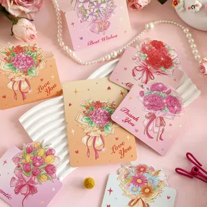 Vista detallada de varias tarjetas de felicitación plegables con ramos de flores