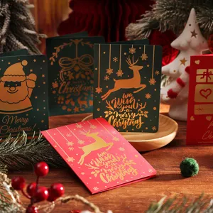 Gros plan de cartes de Noël vintage rouges et vertes dorées à l'or fin