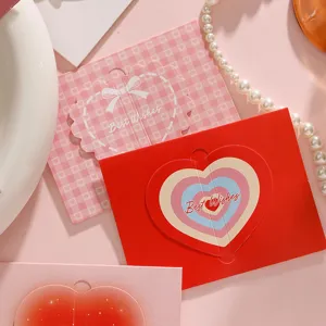 Gedetailleerde weergave van kleurrijke 3D-wenskaarten in hartvorm met Best Wishes