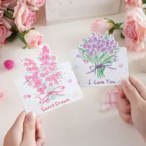 Detailansicht handgemalter Grußkarten mit Blumenmotiven und liebevollen Botschaften.