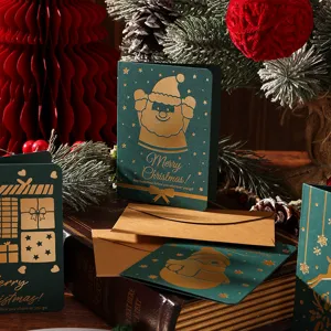 Detailansicht der dunkelgrünen Weihnachtskarte mit Goldfolien-Weihnachtsmann und Text