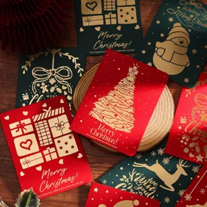 Gros plan de cartes de Noël vintage en rouge et vert avec dorure et motifs festifs