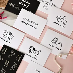 Primer plano de tarjetas de felicitación en blanco y negro con perros en pan de oro y Happy Day.
