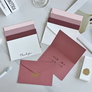 Vista dettagliata di biglietti d'auguri minimalisti in tinta unita con oro.