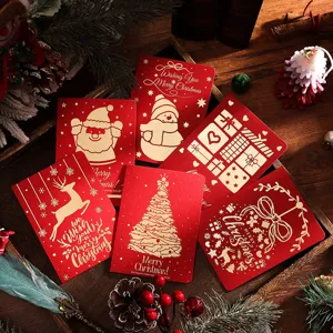 Gros plan de cartes de Noël rouges vintage avec de superbes dorures à l'or fin