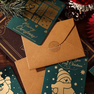 Detailansicht von goldgeprägten Weihnachtskarten mit braunen Kraftpapier-Umschlägen