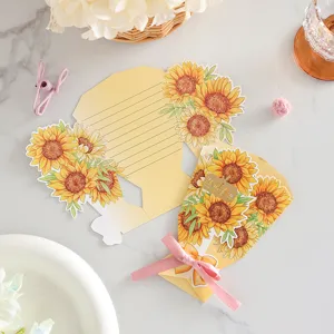Dettaglio biglietto auguri bouquet di girasoli con elegante nastro rosa e stampa in oro