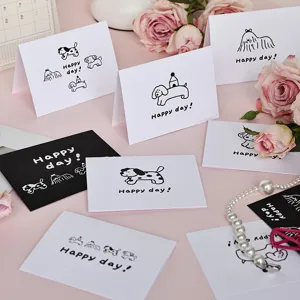 Primer plano de tarjetas de felicitación minimalistas en blanco y negro con perros