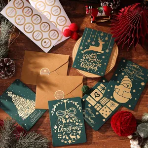 Detailansicht retro grüner Weihnachtskarten mit Goldprägung und Kraftpapier-Umschlägen