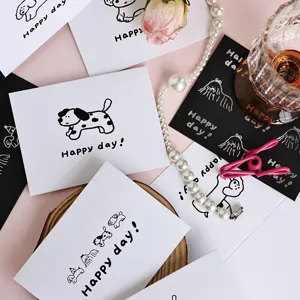 Primer plano de tarjetas de felicitación retro en blanco y negro con estampado Happy Day