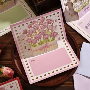 Detailansicht einer 3D-Pop-up-Grußkarte mit rosa Tulpen und Goldfolienherzen