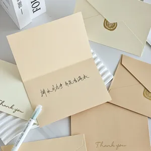 Biglietti d'auguri e buste beige minimalisti con elegante stampa in oro Thank you
