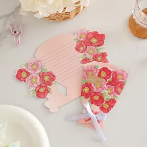 Dettaglio di un biglietto 3D a bouquet con scritta Thank You dorata e fiocco.